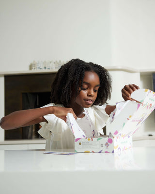 Kid discovering her wipalabox